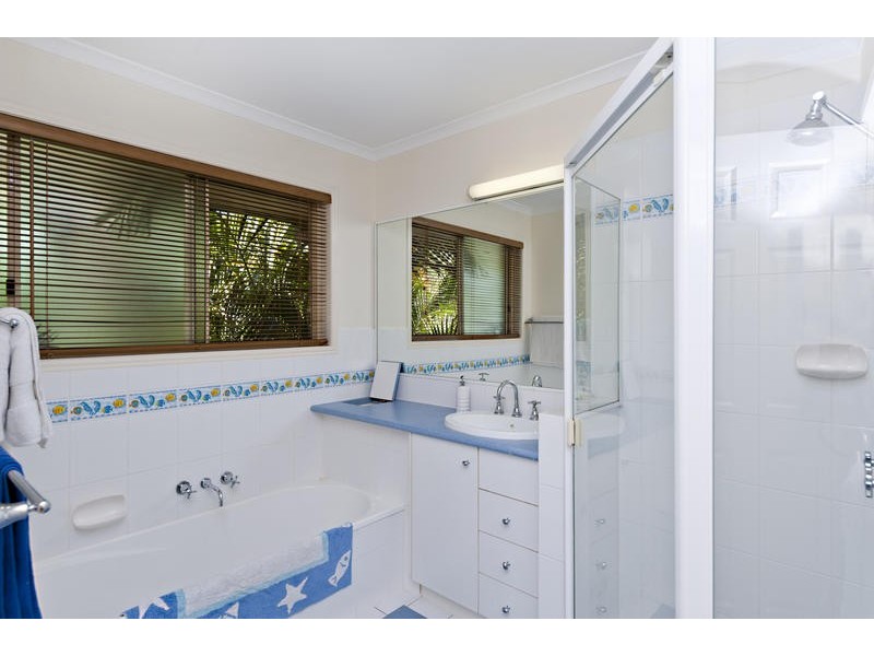 8 Gibson Cr, Bellbowrie QLD 4070